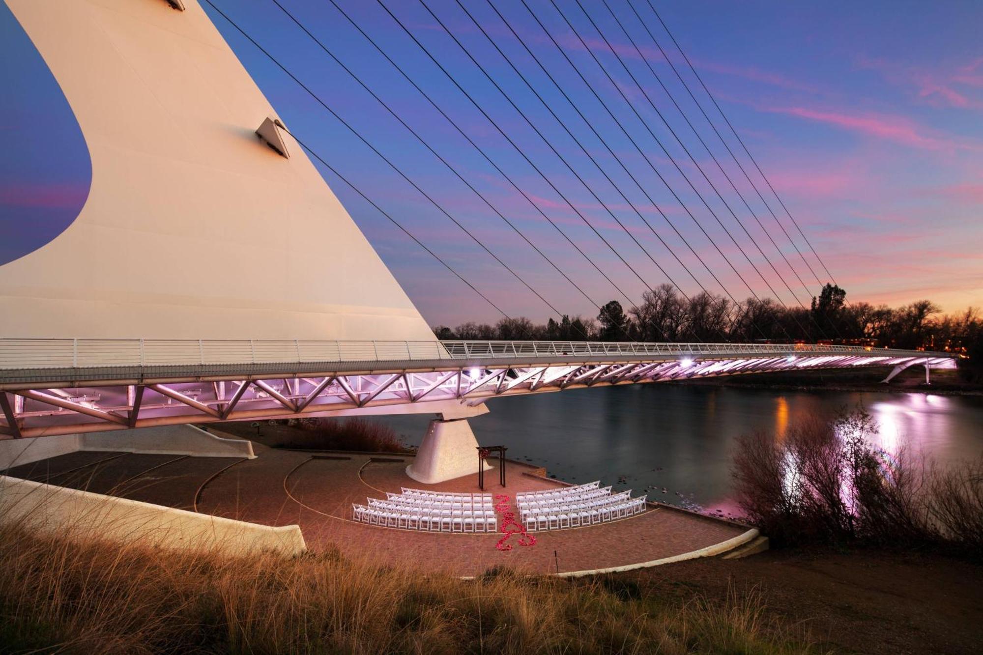 Sheraton Redding Hotel At The Sundial Bridge Екстериор снимка