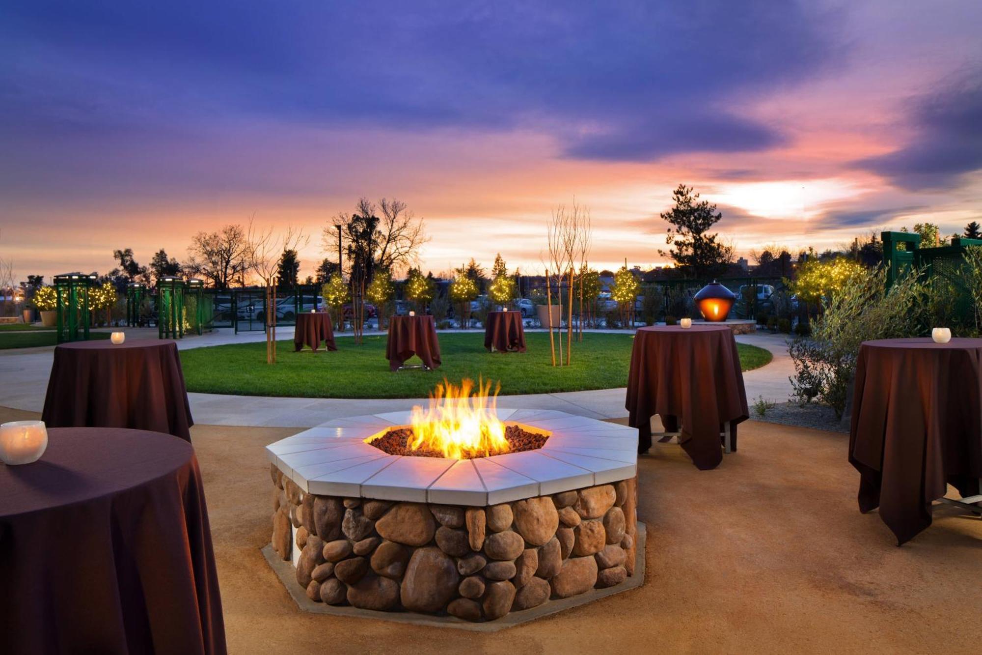 Sheraton Redding Hotel At The Sundial Bridge Екстериор снимка
